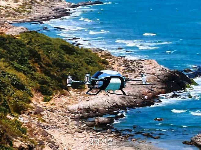 하늘을 나는 자동차 ‘X3’가 해안가 상공을 비행하는 모습. 샤오펑 에어로HT 왕담 부사장이 특강 중에 공개한 자료 영상의 한 장면을 찍었다. 권재현 선임기자