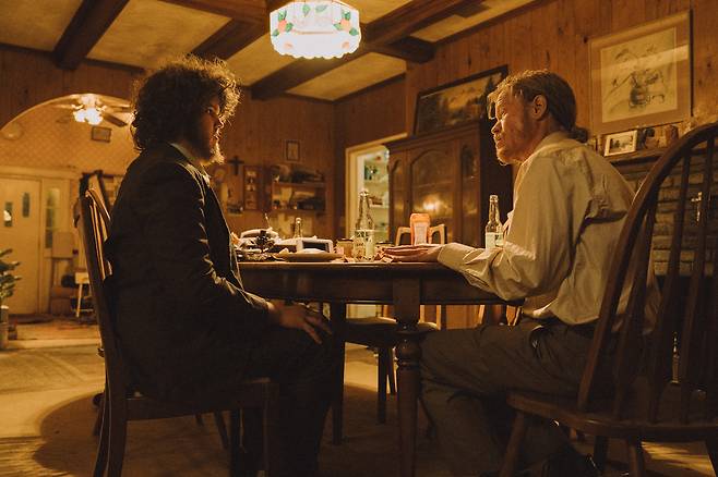 <부고니아>의 돈(에이든 델비스)과 테디(제시 플레먼스)가 식사하며 이야기를 나누고 있다. CJ ENM 제공