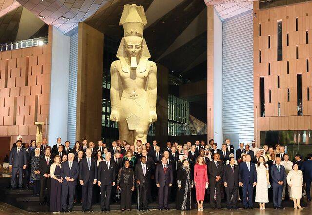 압델 파타 엘시시(앞줄 왼쪽 일곱 번째) 이집트 대통령과 각국 지도자들이 1일(현지시간) 기자 지역 ‘이집트 대박물관’ 개관식에 참석, 람세스 2세 석상 앞에서 기념촬영을 하고 있다. EPA연합뉴스