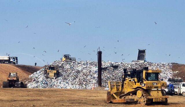지난달 30일 인천 서구 수도권매립장 내 폐기물 하역장에서 트럭들이 향균제 성분이 포함된 물을 분사하고 있다.
