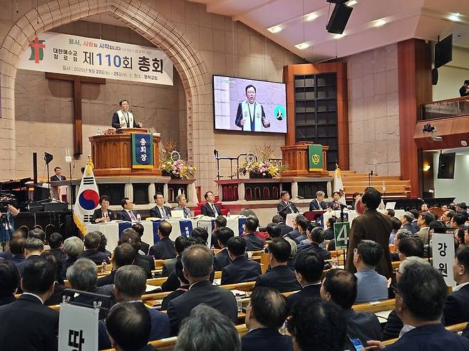 해당 사진은 기사의 이해를 돕기 위한 이미지로 본문과 직접적인 연관은 없습니다. 예장통합 총대들이 지난 9월 서울 중구 영락교회에서 열린 제110회 정기총회 회무에 참여하고 있다. 국민일보 DB
