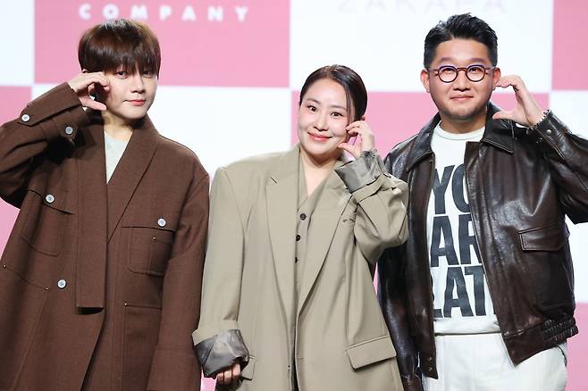 그룹 어반자카파가 3일 오후 서울 강남구 일지아트홀에서 열린 새 미니앨범 '스테이' 발매 기념 음악감상회에서 포즈를 취하고 있다. 왼쪽부터 권순일, 조현아, 박용인 순. 연합뉴스