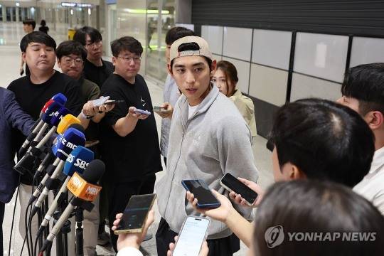 귀국 후 기자회견을 하고 있는 이정후 [연합뉴스]