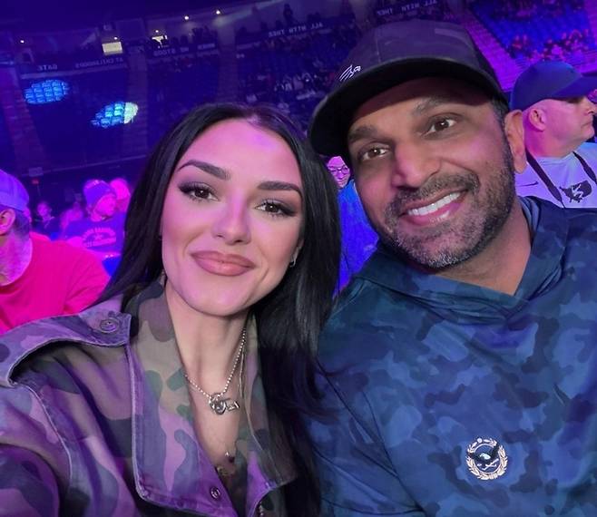 여자친구 알렉시스 윌킨스의 공연을 보러 찾아가 함께 사진을 찍은 캐시 파텔 미 연방수사국(FBI) 국장. [윌킨스 SNS]