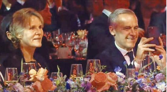 마크 카니(오른쪽) 캐나다 총리가 지난 31일 APEC 정상회의 환영 만찬 무대에 오른 가수 지드래곤의 공연을 휴대전화 카메라로 촬영하고 있다. (사진=유튜브 캡쳐)