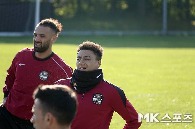 몸을 풀고 있는 제시 린가드(사진 오른쪽). 사진=이근승 기자