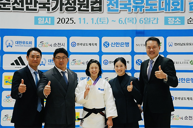 왼쪽부터 2025 순천만국가정원컵 전국유도대회 겸 2026 국가대표 1차 선발전 우승 기념 촬영을 하는 KH그룹 필룩스유도단 송대남 감독, 황희태 감독, 장세윤 선수, 김잔디 트레이너, 최원 단장. 사진=KH그룹 필룩스유도단