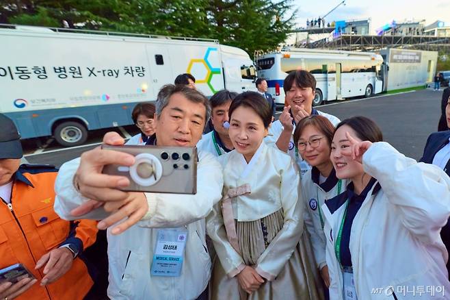 김혜경 여사가 지난 1일 경북 경주시 경주화백컨벤션센터(HICO) 인근에 차려진 '2025 아시아·태평양경제협력체(APEC) 응급의료' 행정본부를 찾아 관계자들과 기념촬영을 하고 있다.  /경주(경북)=뉴스1
