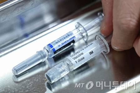 서울 시내 한 이비인후과 의원에 코로나19 백신과 독감 백신이 놓여있다. /사진=[서울=뉴시스] 권창회 기자