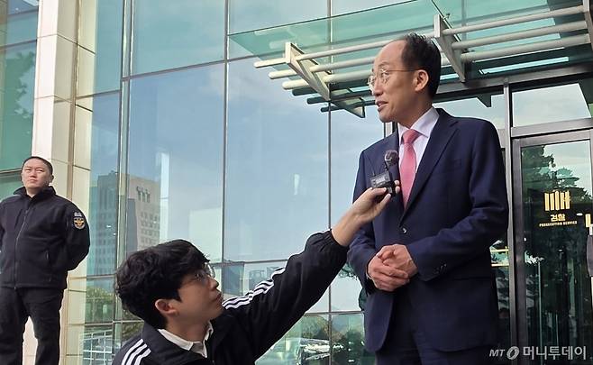 [서울=뉴시스] 고재은 기자 = 추경호 전 국민의힘 원내대표가 31일 서울 서초구 서울고검에 마련된 조은석 내란특별검사팀 사무실 앞에서 조사를 마친 뒤 발언하고 있다. 2025.10.31. jeko@newsis.com /사진=