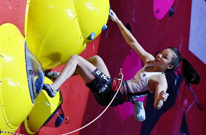 [샤모니=신화/뉴시스] 서채현이 지난 7월 13일(현지 시간) 프랑스 샤모니에서 열린 2025 국제스포츠클라이밍연맹(IFSC) 샤모니 월드컵 11차 여자부 리드 결승 경기를 펼치고 있다. 서채현은 44+ 홀드까지 올라 1위를 기록하며 금메달을 목에 걸었다. 2025.07.14. /사진=민경찬