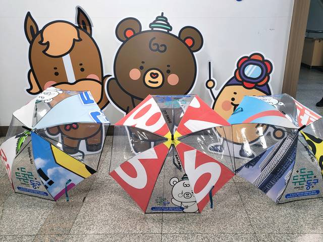 울산 동구가 폐현수막으로 만든 공유 우산. 울산 동구청 제공
