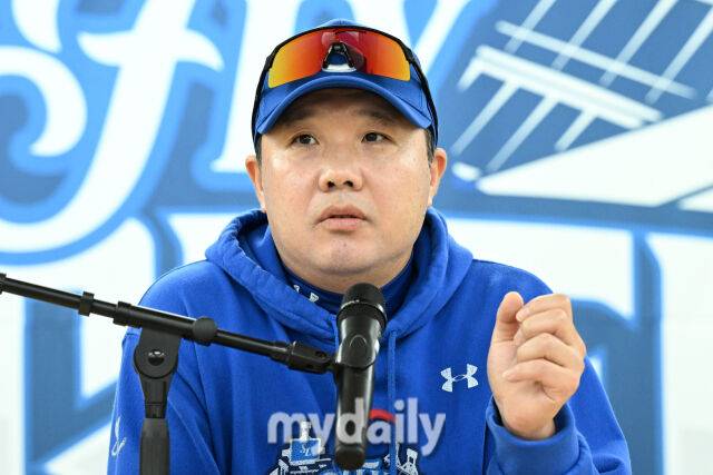 21일 대구 삼성라이온즈파크에서 열린 '2025 신한 SOL BANK KBO 포스트 시즌' 삼성 라이온즈와 한화 이글스 플레오이프(PO) 3차전 경기. 삼성 박진만 감독이 경기 전 인터뷰를 하고 있다./마이데일리