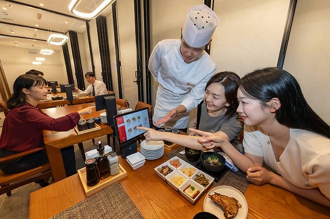 KT 임직원이 소상공인 전용 플랫폼 ‘사장이지’와 ‘So, Happy Together’(쏘, 해피 투게더) 캠페인을 설명하고 있다. [KT 제공]