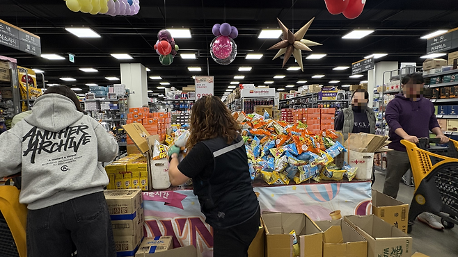 15개 9900원 행사에 직원이 연신 과자를 쌓아 올리고 있다. 박연수 기자