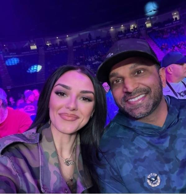 캐시 파텔(오른쪽) 연방수사국(FBI) 국장이 여자친구인 컨트리 가수 알렉시스 윌킨스와 함께 찍은 사진. 파텔은 지난달 25일(현지시간) 윌킨스를 만나러 가는데 정부 항공기를 이용했다는 의혹을 받고 있다. [윌킨스의 엑스(옛 트위터) 캡쳐]