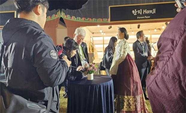 국립경국대가 2025 APEC 정상회의 부대행사’의 ‘5韓 콘텐츠 전시관’에 참여해 안동 전통 ‘한지’를 세계 무대에 소개했다.[국립경국대 제공]