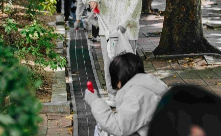 지난달 31일 서울 홍대입구역 부근 ‘해피쓰담데이’ 이벤트에 참여한 시민이 쓰레기를 줍고 있다.[환경재단 제공]