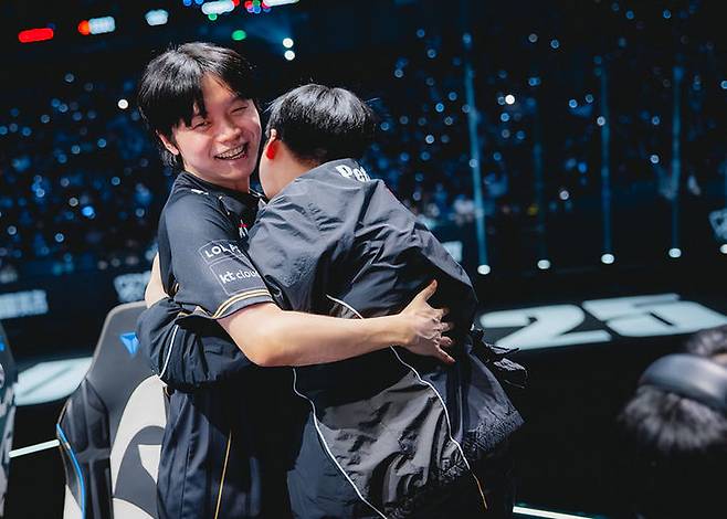 [서울=뉴시스] 지난 1일 중국 상하이 메르세데스-벤츠 아레나에서 열린 '2025 리그 오브 레전드(LoL) 월드 챔피언십' 4강전에서 KT 롤스터가 젠지를 꺾고 결승 진출에 성공했다. KT 롤스터 미드 라이너 '비디디' 곽보성이 승리 후 '피터' 정윤수와 포옹하고 있다. 2025.11.03. (사진=라이엇 게임즈 제공) *재판매 및 DB 금지