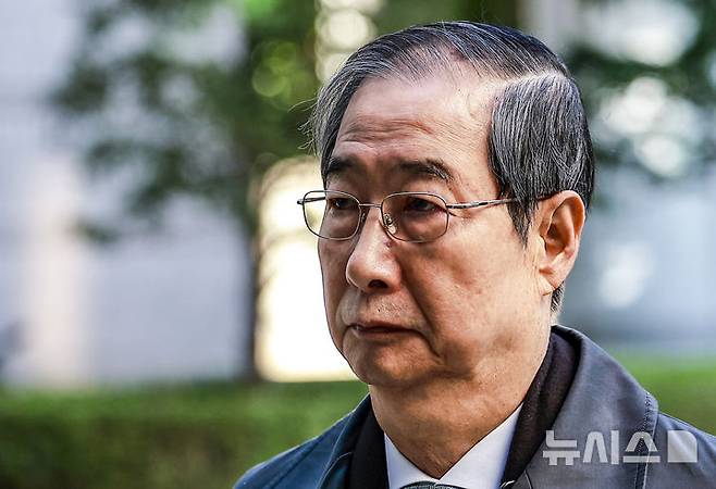 [서울=뉴시스] 정병혁 기자 = 한덕수 전 국무총리가3일 서울 서초구 서울중앙지방법원에서 열린 '내란방조·위증 등 혐의' 관련 5차 공판에 출석하고 있다. 2025.11.03. jhope@newsis.com
