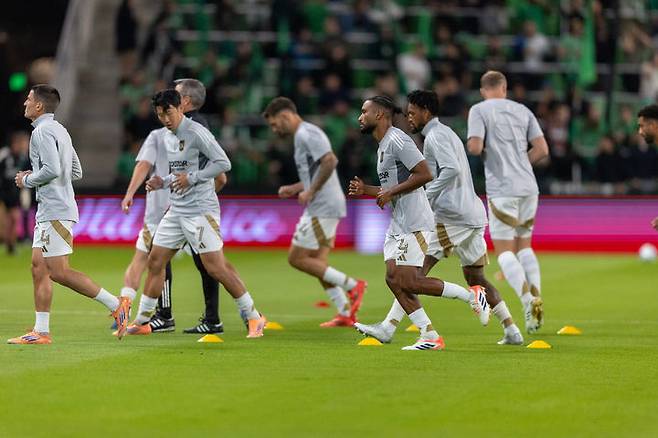 [오스틴=AP/뉴시스] 손흥민(왼쪽 두 번째)을 비롯한 LA FC 선수들이 2일(현지 시간) 미 텍사스주 오스틴의 Q2 스타디움에서 2025 MLS 서부 콘퍼런스 플레이오프(PO) 1라운드(3전2선승제) 2차전 오스틴 FC와 경기에 앞서 몸을 풀고 있다. 2025.11.03.