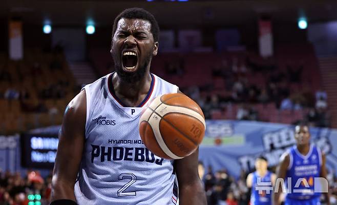 [서울=뉴시스] 최진석 기자 = 3일 서울 송파구 잠실실내체육관에서 열린 2025-2026 KBL 프로농구 울산 현대모비스와 서울 삼성의 경기, 현대모비스 레이션 해먼즈가 원핸드덩크를 성공하고 포효하고 있다. 2025.11.03. myjs@newsis.com