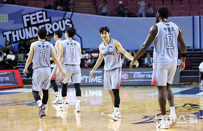 [서울=뉴시스] 최진석 기자 = 3일 서울 송파구 잠실실내체육관에서 열린 2025-2026 KBL 프로농구 울산 현대모비스와 서울 삼성의 경기, 현대모비스 이도헌이 레이션 해먼즈와 기뻐하고 있다. 2025.11.03. myjs@newsis.com