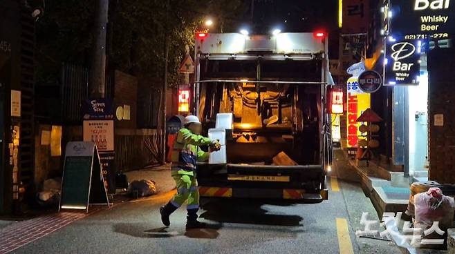 지난달 30일 새벽 서울의 한 식당가 골목에서 환경미화원이 생활폐기물 처리 작업을 하고 있다. 송선교 기자