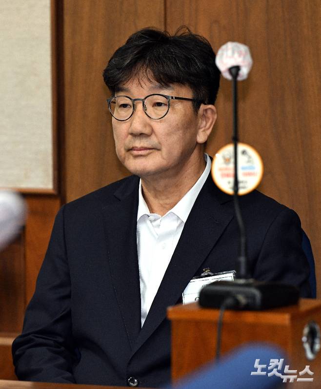 통일교 측에서 불법 정치자금을 수수한 혐의를 받는 권성동 국민의힘 의원이 3일 서울 서초구 서울중앙지방법원에서 열린 첫 공판기일에 출석해 피고인석에 앉아 있다. 류영주 기자