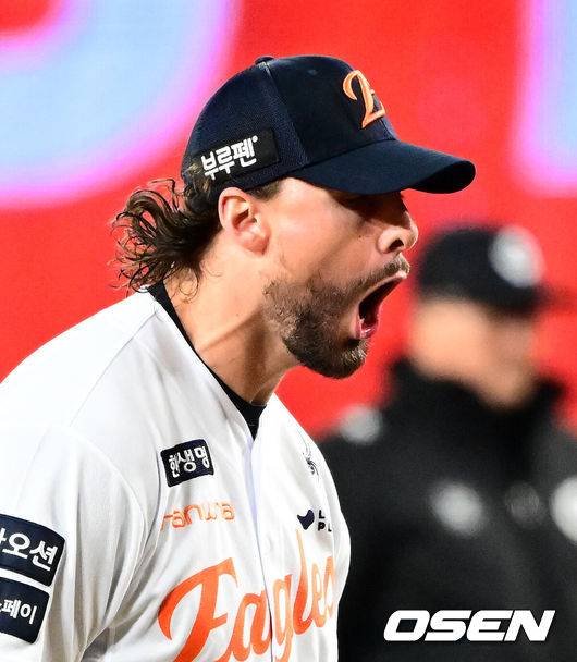 [OSEN=대전, 지형준 기자] 30일 대전 한화생명볼파크에서 2025 신한 SOL Bank KBO리그 포스트시즌 한국시리즈 4차전 한화 이글스와 LG 트윈스의 경기가 열렸다. 7회초 1사 1,2루에서 한화 와이스가 LG 문성주를 유격수 땅볼 병살로 처리하며 포효하고 있다. 2025.10.30 / jpnews@osen.co.kr