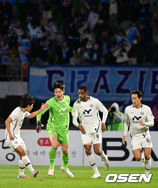 [OSEN=수원종합운동장, 조은정 기자]대구FC의 생존 도전은 아직 끝나지 않았다. 대구FC가 끝까지 포기하지 않는 투혼으로 귀중한 승점 1점을 챙겼다.대구FC는 2일 오후 4시 30분 수원종합운동장에서 열린 하나은행 K리그1 2025 35라운드(파이널B)에서 수원FC와 1-1로 비겼다.후반 에드가 동점골에 대구FC가 기뻐하고 있다. 2025.11.02 /cej@osen.co.kr