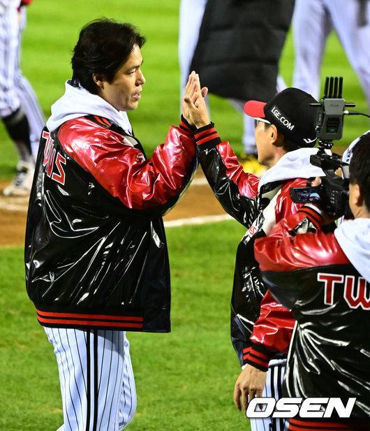 [OSEN=지형준 기자] LG 트윈스 투수 김진성이 한국시리즈 2차전 승리 후 염경엽 감독과 하이파이브를 하고 있다. 2025.10.27 /jpnews@osen.co.kr