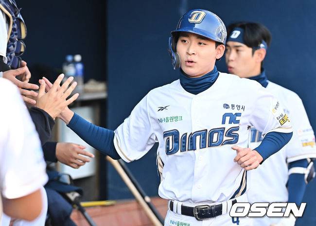 [OSEN=창원, 이석우 기자] 29일 창원 마산야구장에서 2025 울산-KBO Fall League NC 다이노스와 롯데 자이언츠의 경기가 열렸다. NC 다이노스는 홍재문이, 롯데 자이언츠는 박준우가 선발 출전했다. NC 다이노스 홍종표가 1회말 무사 2,3루 한석현의 희생 플라이때 득점을 올리고 하이파이브를 하고 있다. 2025.10.29 / foto0307@osen.co.kr