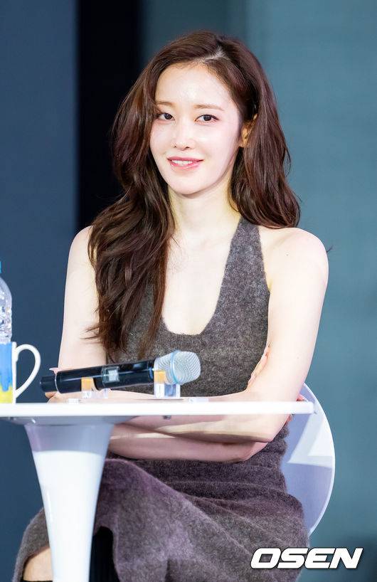 [OSEN=부산, 민경훈 기자] 제30회 부산국제영화제(BIFF)영화 ‘프로젝트 Y’ 오픈토크 행사가 18일 부산 해운대구 영화의 전당에서 열렸다.올해 30주년을 맞이한 부산국제영화제는 오는 26일까지 총 64개국 328편의 작품을 만날수 있다.배우 전종서가 오프토크 중 미소짓고 있다. 2025.09.18 / rumi@osen.co.kr