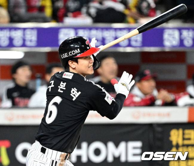 [OSEN=대전, 이대선 기자] 31일 대전 한화생명볼파크에서 2025 신한 SOL Bank KBO리그 포스트시즌 한국시리즈 5차전 한화 이글스와 LG 트윈스의 경기가 열렸다.이날 경기에 한화는 문동주를, LG는 톨허스트를 선발투수로 내세웠다. 7회초 1사에서 LG 구본혁이 우전 2루타를 치고 있다. 2025.10.31 /sunday@osen.co.kr