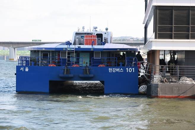 2일 서울 영등포구 여의도선착장에서 시민들이 잠실 방면으로 가기 위해 한강버스에 탑승하고 있다. 2025.11.02. 뉴시스