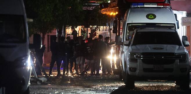 캄보디아 온라인 사기에 가담해 구금된 한국인들이 현지 시각 10월17일 밤 캄보디아 프놈펜에서 한국 송환 전세기 탑승을 위해 공항 버스에 오르고 있다. ⓒ연합뉴스