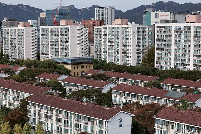 10·15 부동산 대책 발표에 따라 주요 재건축·재개발 정비사업이 상당 부분 지연될 것으로 예상되는 가운데 10월24일 서울 노원구 상계주공5단지와 일대 아파트 모습 ⓒ연합뉴스