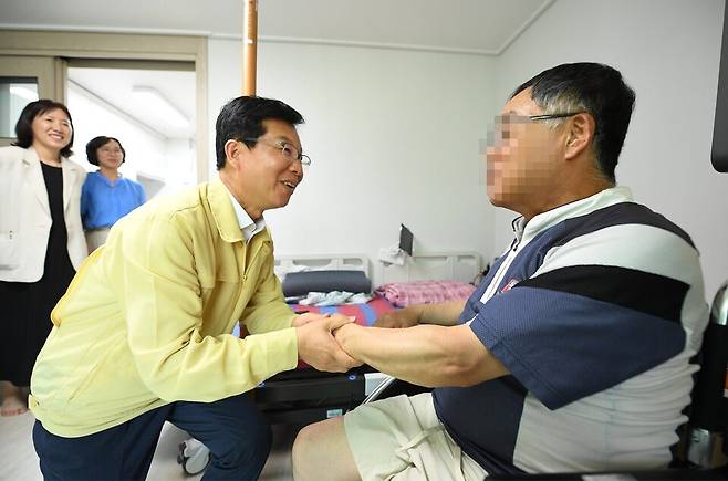 박병규 광주 광산구청장(왼쪽)이 우산동 공공임대주택 내 마련된 '중간집'에 입주해 '살던집 프로젝트' 서비스를 받고 있는 주민과 인사를 나누고 있다. ⓒ광주 광산구