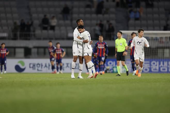 대구의 ‘영혼의 콤비’ 세징야와 에드가가 2일 수원FC와 K리그1 원정경기에서 후반 추가시간 드라마틱한 동점골을 터트린 뒤 서로를 안아주며 기뻐하고 있다. 힘겨운 생존경쟁을 하고 있고, 여전히 위기가 계속되지만 둘은 1% 작은 가능성에도 싸우겠다는 의지다. 사진제공｜한국프로축구연맹