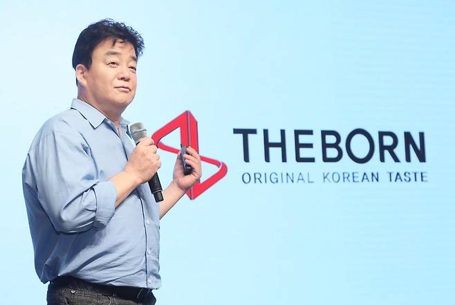 ‘더본 사태’ 이후 방송 활동을 중단했던 백종원이 MBC ‘남극의 셰프’로 사실상 복귀를 알리며 논란의 중심에 섰다. ‘시기상조’라는 부정적 여론이 들끓고 있는 가운데, 연말 넷플릭스를 통해 공개 예정인 ‘흑백요리사2’ 또한 덩달아 주목받고 있다. 사진|뉴시스