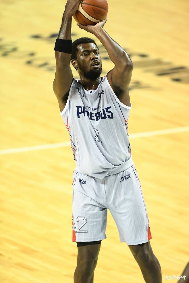 현대모비스 레이션 해먼즈가 3일 잠실실내체육관에서 열린 삼성과 원정경기 도중 슛을 시도하고 있다. 현대모비스는 해먼즈의 활약을 앞세워 3연패를 탈출했다. 사진제공｜KBL