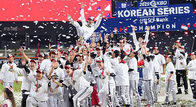 LG 선수들이 지난달 31일 대전한화생명볼파크에서 열린 2025 한국시리즈 5차전에서 승리해 우승한 뒤 염경엽 감독을 헹가래치고 있다. LG 트윈스 제공