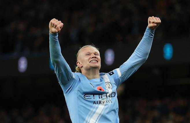 맨체스터 시티 엘링 홀란이 3일 영국 맨체스터 에티하드 스타디움에서 열린 프리미어리그 본머스전에서 팀의 두 번째 골을 넣은 뒤 세리머니를 하고 있다. 로이터