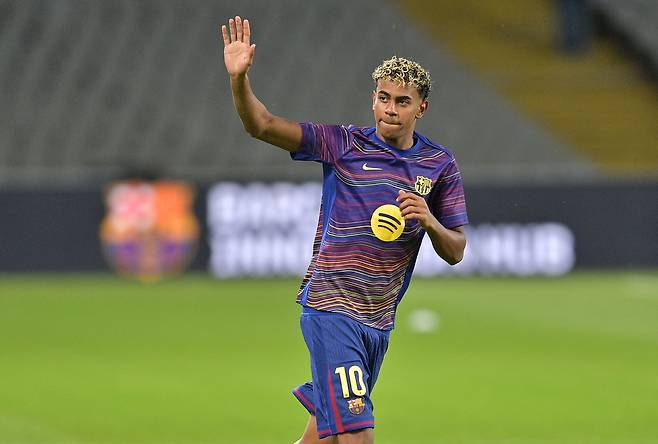 바르셀로나 야말이 3일 엘체전에 앞서 팬에게 인사하고 있다.  AFP연합뉴스