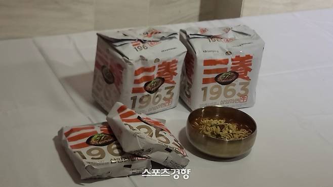 삼양식품이 36년 만에 삼양의 첫번째 라면 헤리티지 담은 ‘우지 라면’을 다시 선보였다. ‘우지사태’라는 뼈아픈 과거의 벽을 넘어서고 나온 라면이다. 사진 | 손재철기자