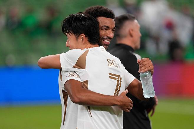 손흥민이 3일 미국 텍사스주 오스틴의 Q2 스타디움에서 열린 오스틴과의 2025 메이저리그사커 플레이오프 서부콘퍼런스 1라운드 2차전에서 승리한 뒤 동료와 포옹하고 있다.  오스틴 | AFP연합뉴스