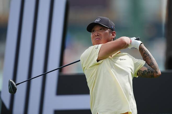 앤서니 김이 지난 3월 14일 열린 LIV 골프 싱가포르 첫날 경기 도중 티샷을 하고 있다. 게티이미지코리아