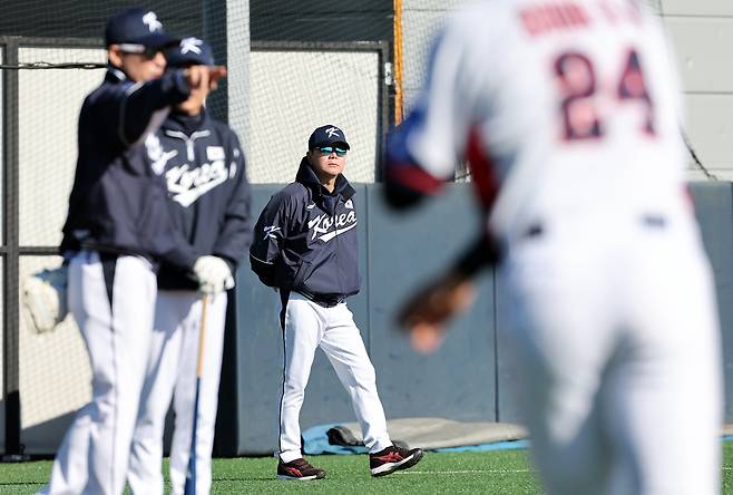 류지현 한국야구대표팀 감독이 3일 경기 고양 국가대표 야구 훈련장에서 선수들의 훈련을 지켜보고 있다. 야구대표팀은 내년 3월 개막하는 2026년 월드베이스볼클래식(WBC)을 대비해 체코(8∼9일·서울 고척스카이돔), 일본(15∼16일·일본 도쿄돔)과의 평가전을 갖는다. 2025.11.3 연합뉴스