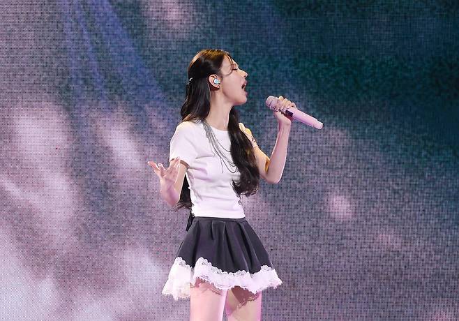 그룹 아이들의 미연이 3일 서울 용산구 블루스퀘어에서 열린 두 번째 솔로 미니앨범 ‘마이, 러버’ 언론 공개회에서 타이틀 곡 ‘세이 마이 네임’을 열창하고 있다. 연합뉴스